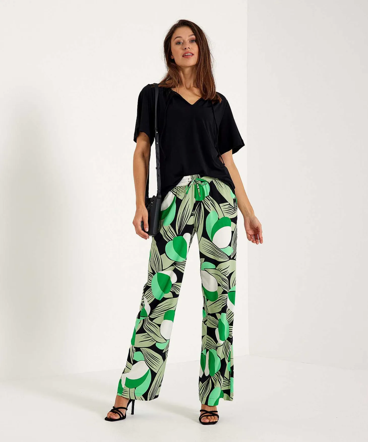 Kyra Broek Modern Flower Bibianna