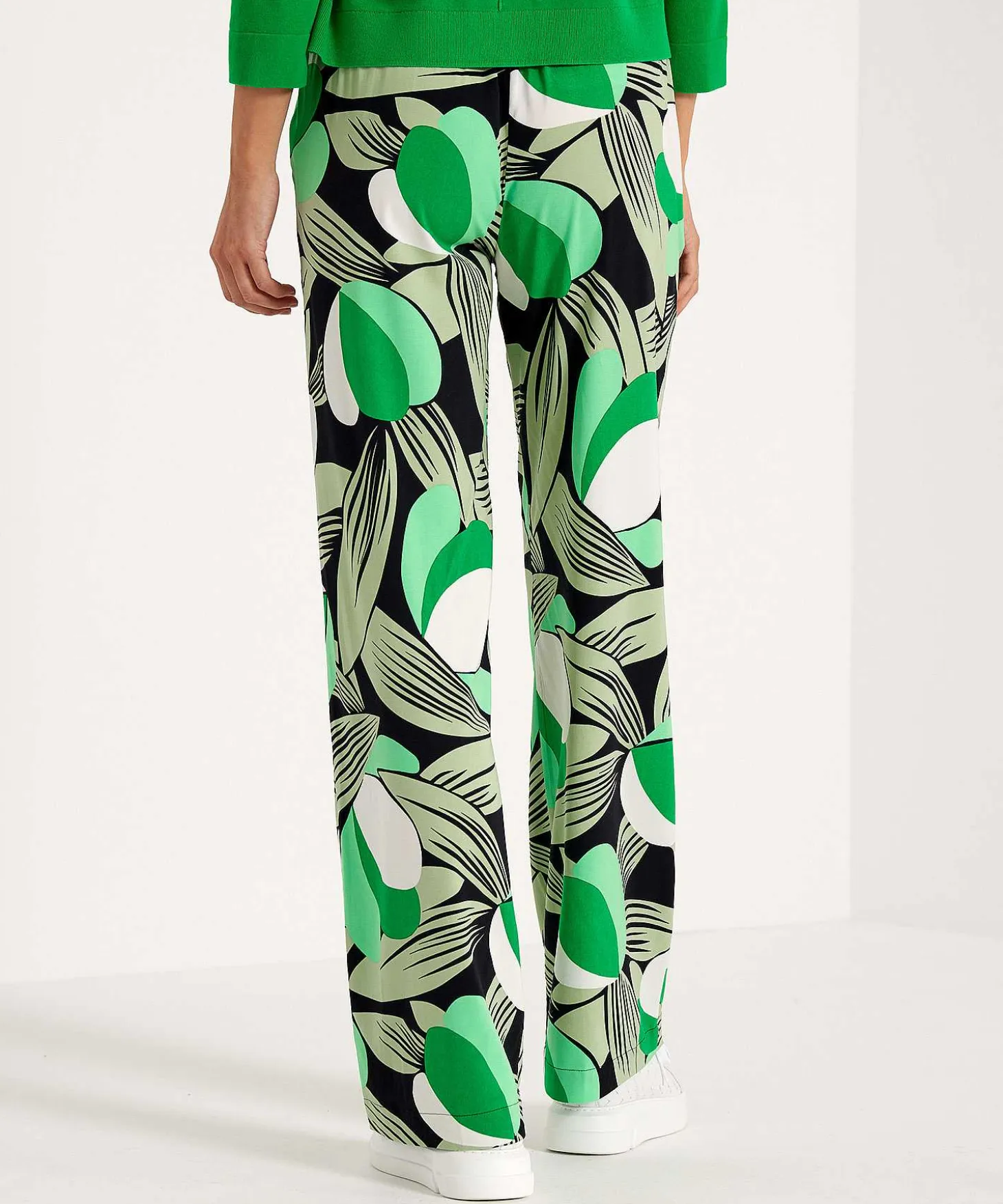 Kyra Broek Modern Flower Bibianna