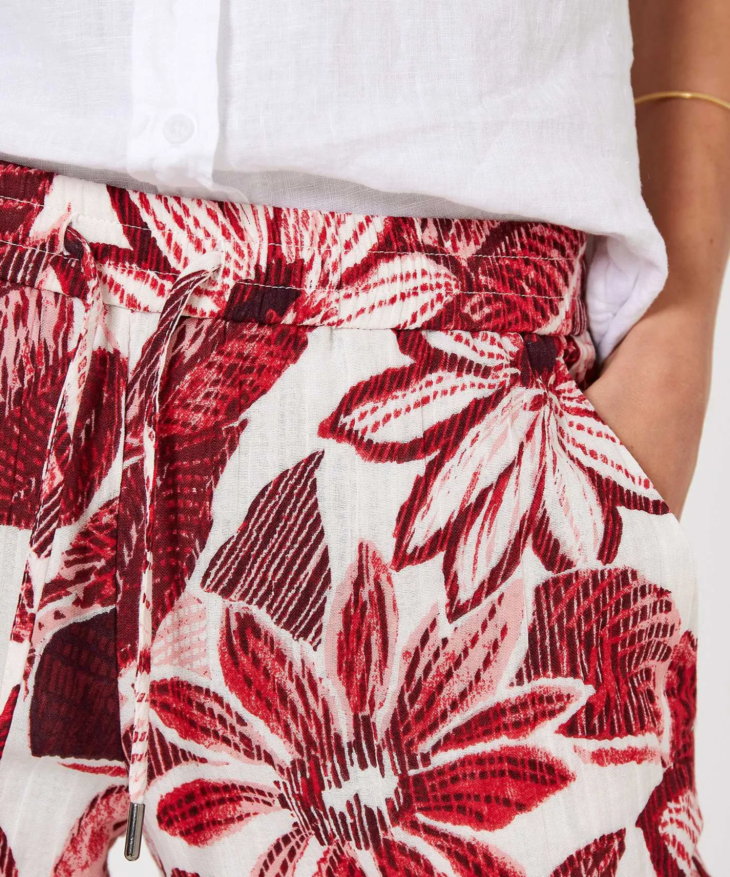 Kyra Broek Red Flower Linza