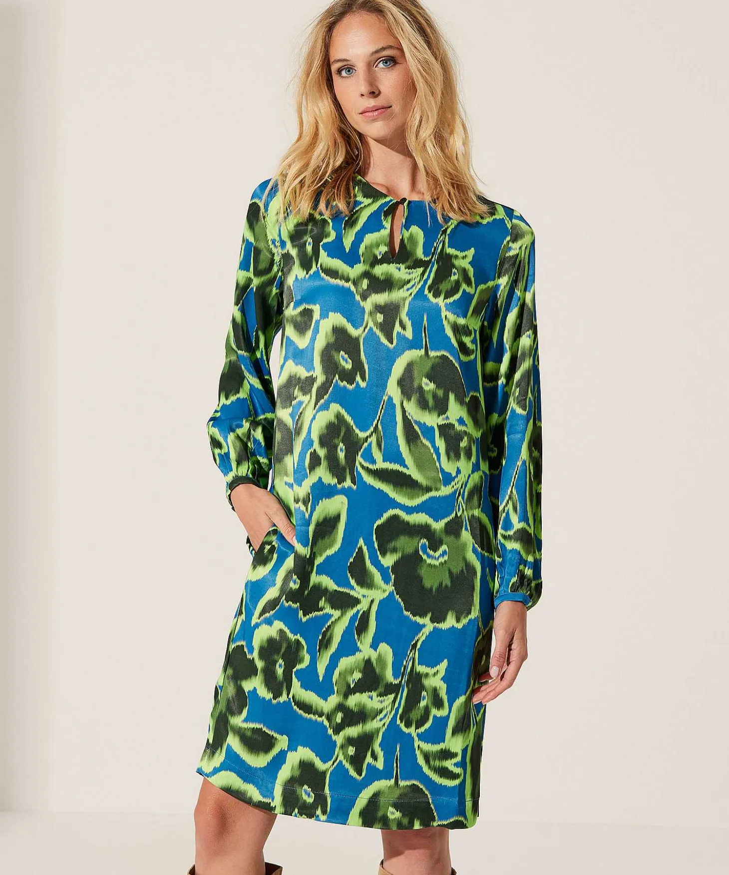 Kyra Silky Jurk Flower Arlino